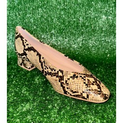 Zapato de tacón. Estampado de serpiente.